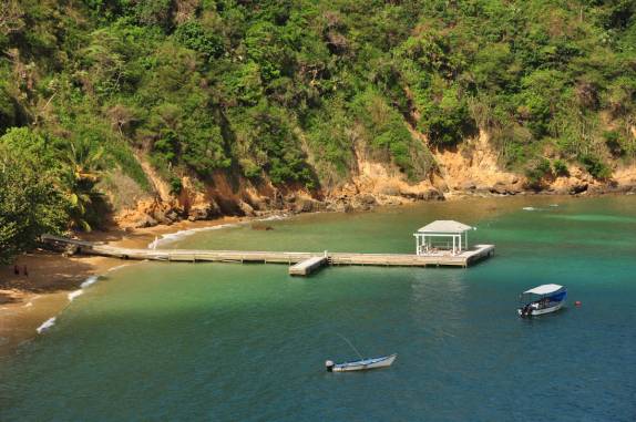 A bela praia do Blue Waters Inn, em Speyside - Tobago